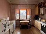 Продам 1-кімнатну квартиру в гарному стані, вул. Німанська 4, Печерськ, метро Звіринецька. - фото 1