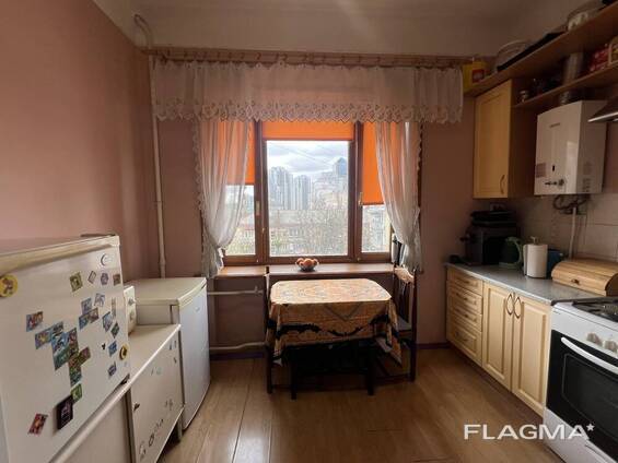 Продам 1-кімнатну квартиру в гарному стані, вул. Німанська 4, Печерськ, метро Звіринецька.