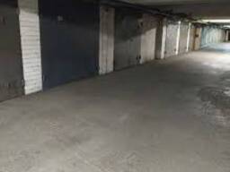 Продам великий гараж на 1 машину вул. Коновальца 7а. "Мазда"