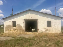 Продам здание бывшей животноводческой фермы Беляевка