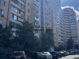 Продаж 3-х кімнатної ,м.Харьківська або м.Позняки вул Вишняківська 5А код 21147398