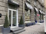 Продажа фасадного помещения с арендаторами - фото 1
