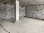 Продажа! Помещение, Высокий цоколь с окнами, новострой! - фото 1