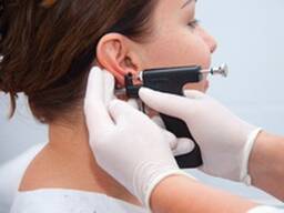 Прокалывание мочки уха с установкой стерильной сережки