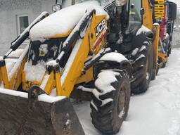 Прибирання і вивезення снігу екскаватором.