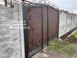 Розпашні ворота з профлиста та бетонним парканом - фото 4