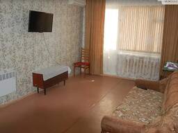 Сдам 2 комнатную квартиру в центре г. Скадовска на 4/5 эт. дома. Цена 4000 грн.