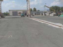 Сдам в аренду открытую площадь с козловым краном