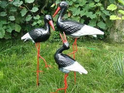 Семья из трех черных аистов для сада - садовые фигуры из керамики на металлических лапках