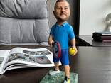 Шарж-статуетка тенісиста за фото на замовлення | Карикатурна фігурка з ракеткою і м’ячем - фото 1