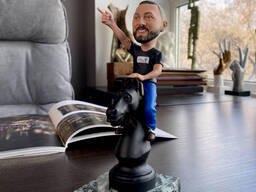 Шаржевая статуэтка «Ход конём» подарочные статуэтки по фото на заказ