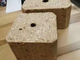Кубик (шашка/бобышка), прессованный из древесных опилок для производства поддонов.