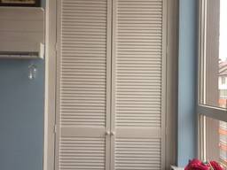 Шкафы на балкон из жалюзийных фасадов