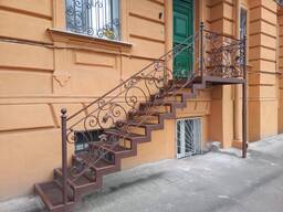 Сходи та пандуси.