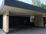 Современный автомобильный навес с хозблоком в лофт стиле - фото 3