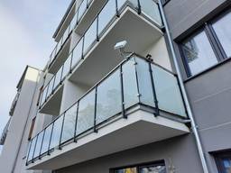 Стеклянное ограждение балкона безрамное