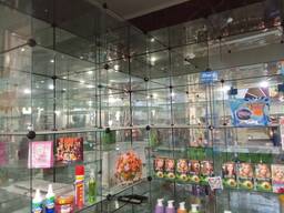 В связи с срочным закрытием магазина распродаю дешево оборудование: Витрины стеклянные "К