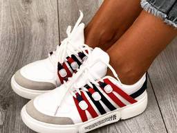Стильные женские кроссовки