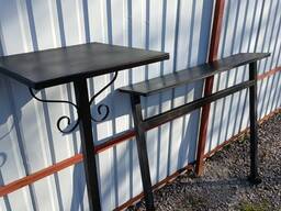 Столик та лавка з металу на цвинтарі