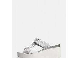 Светлые кожаные шлепанцы на танкетке