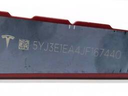 Табличка с VIN кодом под лобовым стеклом Tesla model 3 1006865-00-C