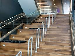 Театральные перила, ограждения, поручни из нержавейки и стекла для лестниц в Киеве