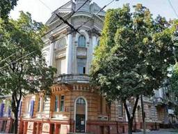 Трехэтажное здание на Соборной площади