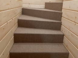 Контрольные замеры лестницы и укладка ковролина на лестничных ступенях в таунхаусе