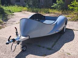 Відкритий причіп Aero CT для транспортування мотоциклів.