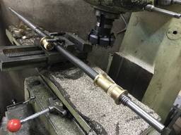 Гвинт поперечної подачі з верстатами гайками 1М63