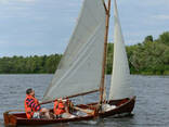 Винтажная деревянная лодка с парусным вооружением - фото 3
