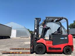 Вилковий електронавантажувач Nichiyu (NYC) із щоглою вагонник з бічним зсувом.