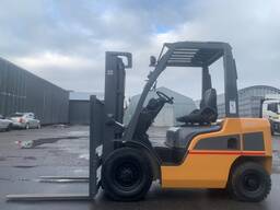 Вилочний погрузчик Nissan P1F2A25J, з напрацюванням 4318 мотогодин Номiнальна вантажопідйо