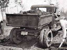 Вывоз мусора ЗИЛ, КамАЗ. Доставка самосвалами сыпучих.