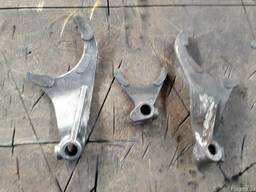 З/части на трактор Т-150 кронштейн п/моста, вилка короб ст45Л