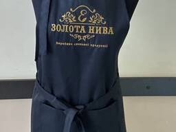 Замовити пошиття фартухів оптом, фартух з нанрудником чорний з вишивкою логотипу
