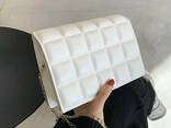 Женская маленькая классическая белая сумочка на цепочке клатч в клетку белый - фото 5