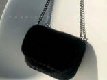 Женская меховая классическая сумочка клатч на цепочке черная - фото 1