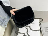 Женская меховая классическая сумочка клатч на цепочке черная - фото 6