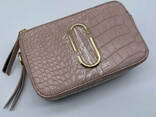 Женская прямоугольная сумка кросс-боди на широком ремешке рептилия крокодил розовая пудра - фото 6