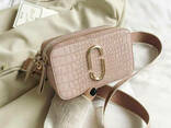 Женская прямоугольная сумка кросс-боди на широком ремешке рептилия крокодил розовая пудра - фото 5