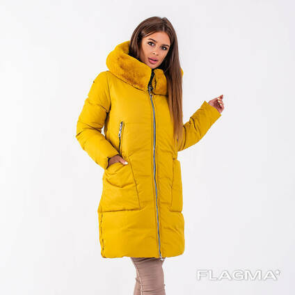 Женское пальто Солнечного цвета.