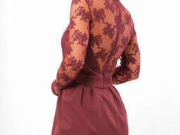 Женское платье приталенное с кружевом и длинным рукавом, костюмный креп Марсала