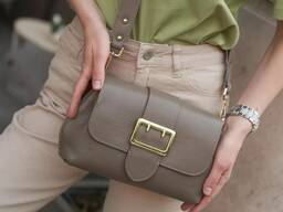 Жіноча сумка крос боді шкіряна Італійська кольору тауп на широкому ремені TS000104