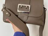 Жіноча сумка крос боді шкіряна Італійська кольору тауп на широкому ремені TS000104 - фото 3